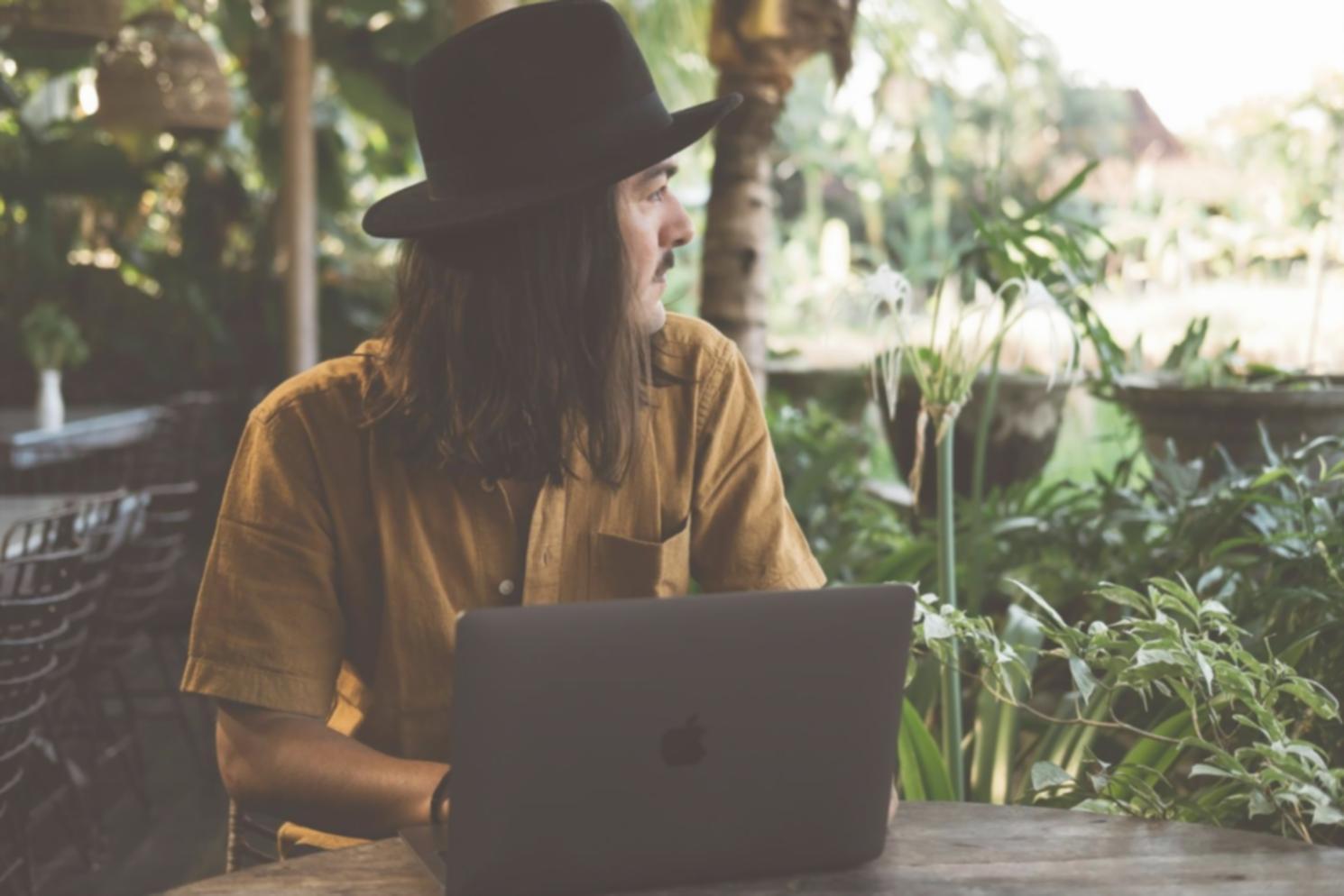 Profesionales trabajando en estrategias financieras para startups